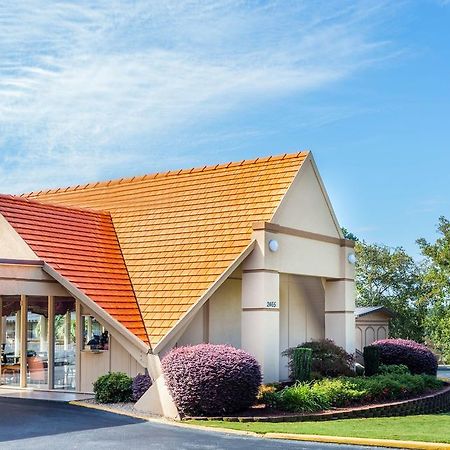 Howard Johnson By Wyndham Athens Exterior photo